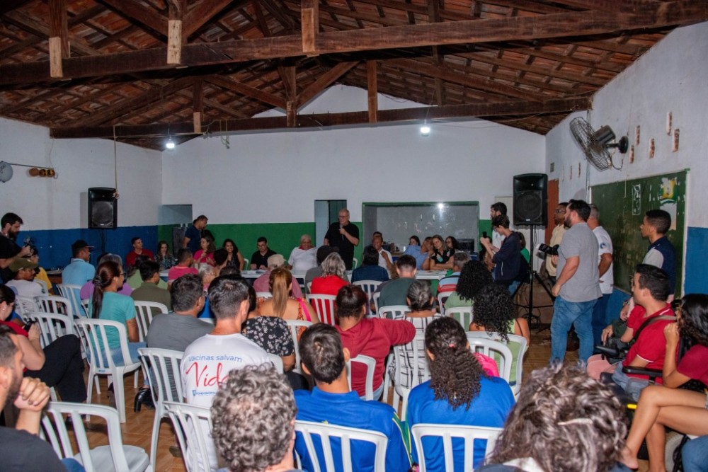Comunidade recebe prefeito e secretariado para discutir demandas no bairro e região