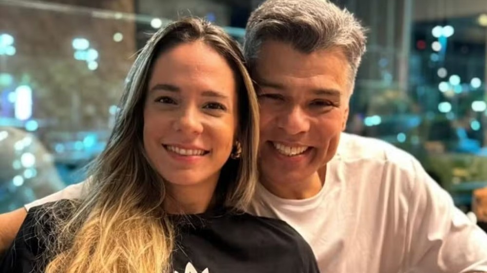 Maurício Mattar posta foto com a mulher, e a filha rouba cena em comentário: ’60 anos’