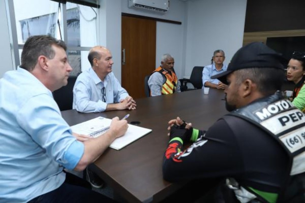Prefeito recebe representantes da Associação de Mototaxistas e ouve demandas