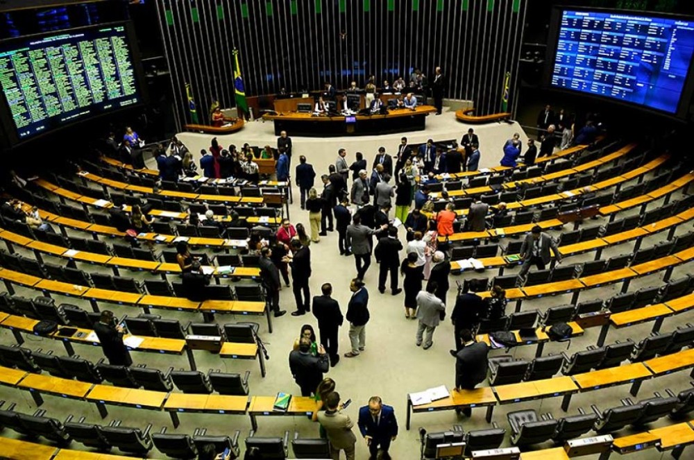 Congresso derruba veto e cargo de técnico da Câmara exigirá nível superior