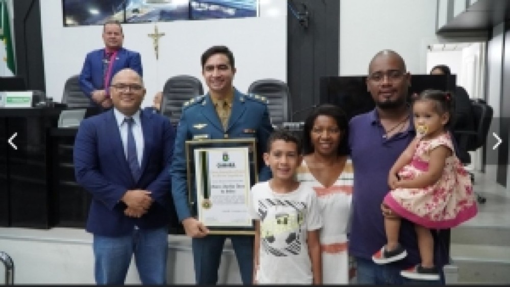 Vereador homenageia bombeiro que salvou criança de engasgamento