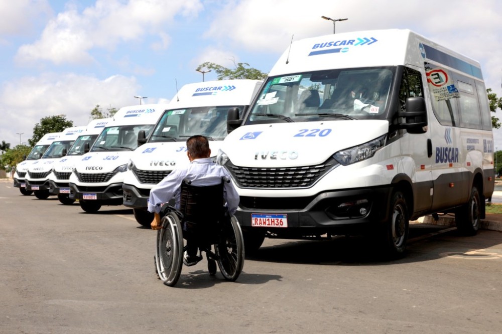 Vans com acessibilidade do Projeto Buscar atende mais de 1500 pessoas por mês e tem 100% da frota climatizada