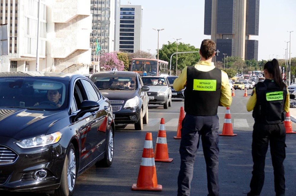 Registro de cidade e estado nas placas dos veículos é tema de debate na CAE