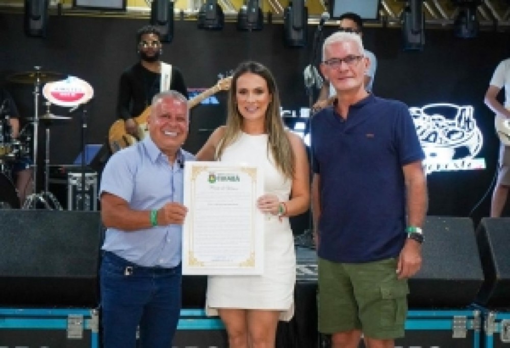 Presidente Chico 2000 entrega Moções de Aplausos durante evento em Cuiabá