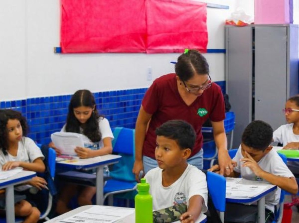 Sancionada lei que eleva auxílio alimentação e regula jornada excedente para professores