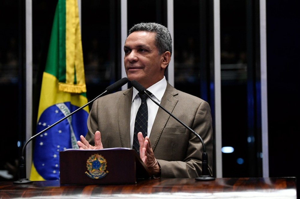 Mecias defende proposta que torna obrigatória segurança nas escolas