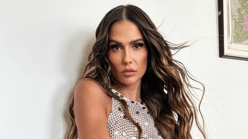 Deborah Secco posa apenas com vestido e calcinha de strass: ‘Corpão à mostra’