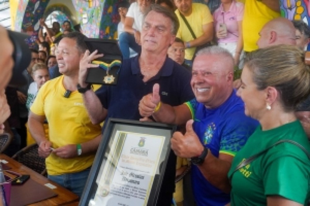 Presidente Chico 2000 entrega homenagem a Bolsonaro