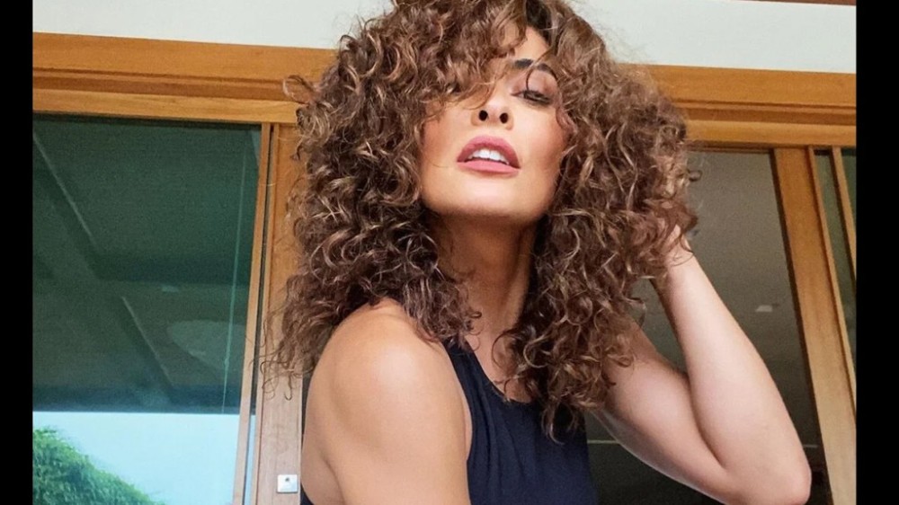 De biquíni e camisa aberta, Juliana Paes capricha no carão em cliques: ‘Ensaio’
