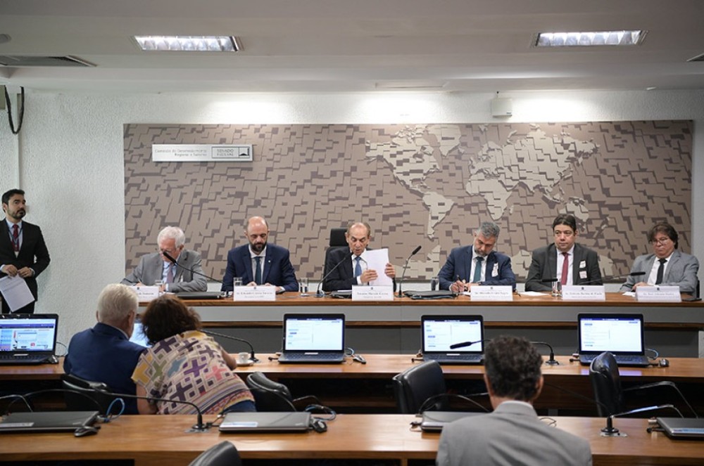 Debatedores criticam repasse de 40% dos fundos constitucionais a bancos