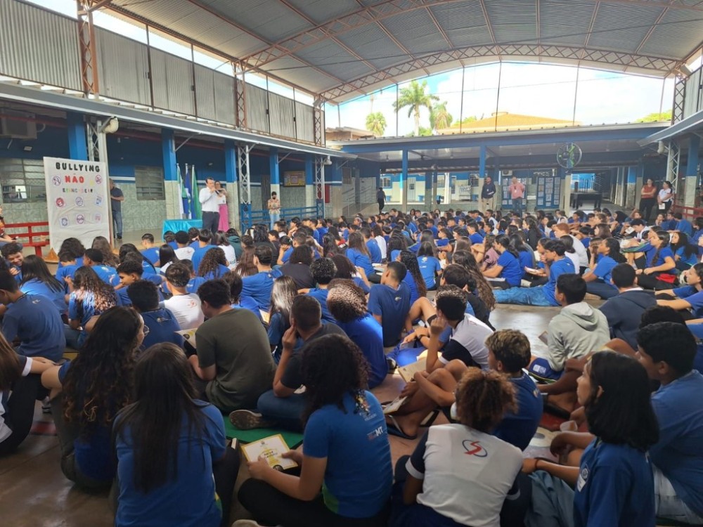 Nosso Judiciário aborda bullying e ciberbullying com alunos da Escola Estadual Souza Bandeira