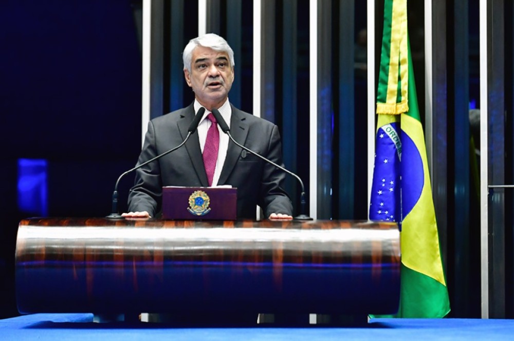 Humberto Costa defende regulamentação imediata das redes sociais
