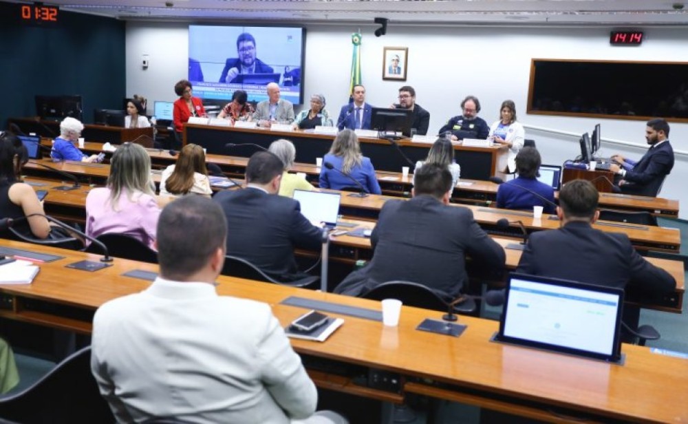 Deputados, especialistas e familiares cobram cumprimento dos direitos das pessoas com autismo