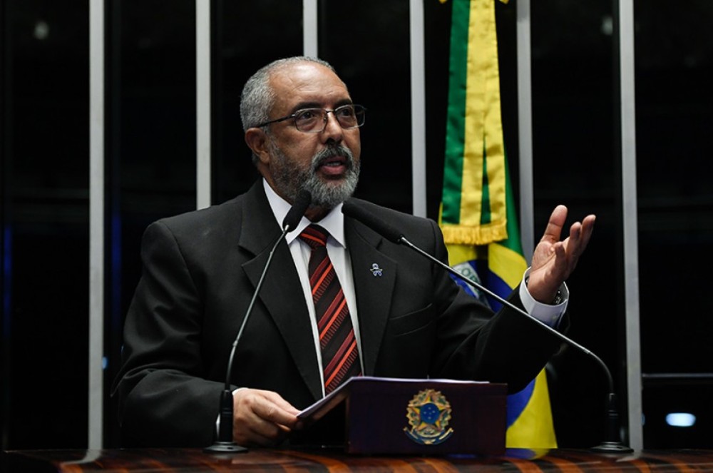 Paulo Paim divulga campanha nacional de vacinação nas escolas
