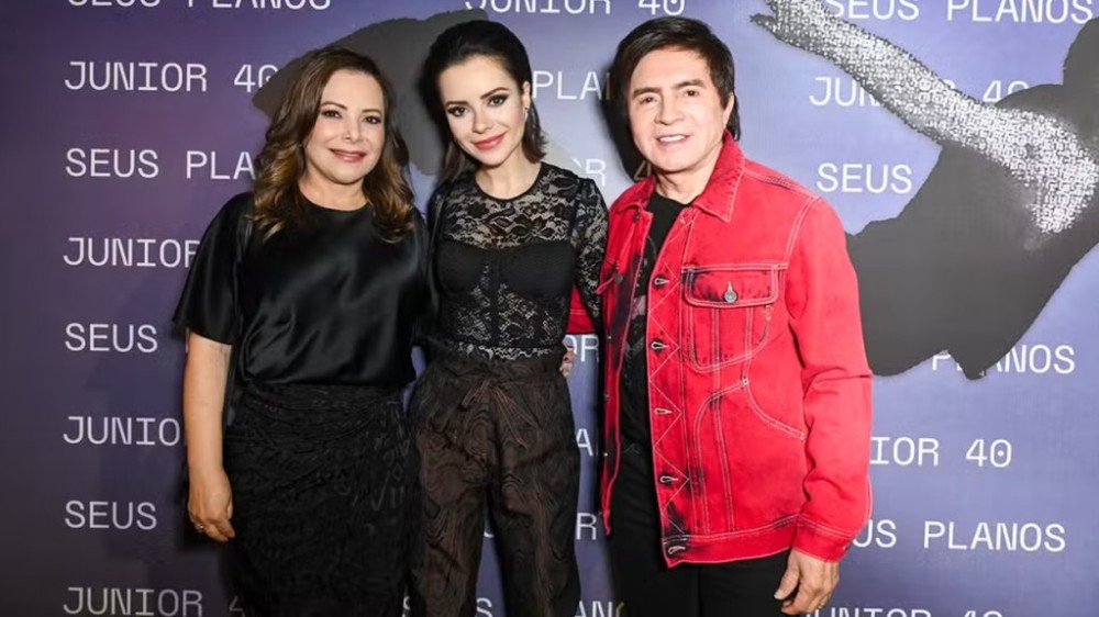Com blusa transparente, Sandy rouba cena em festa do irmão, Junior: ‘Arrasadora’