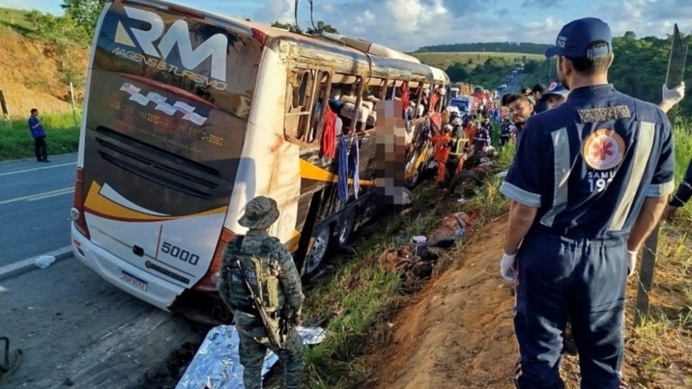 Acidente com ônibus de turismo na Bahia deixa 8 mortos e 24 feridos