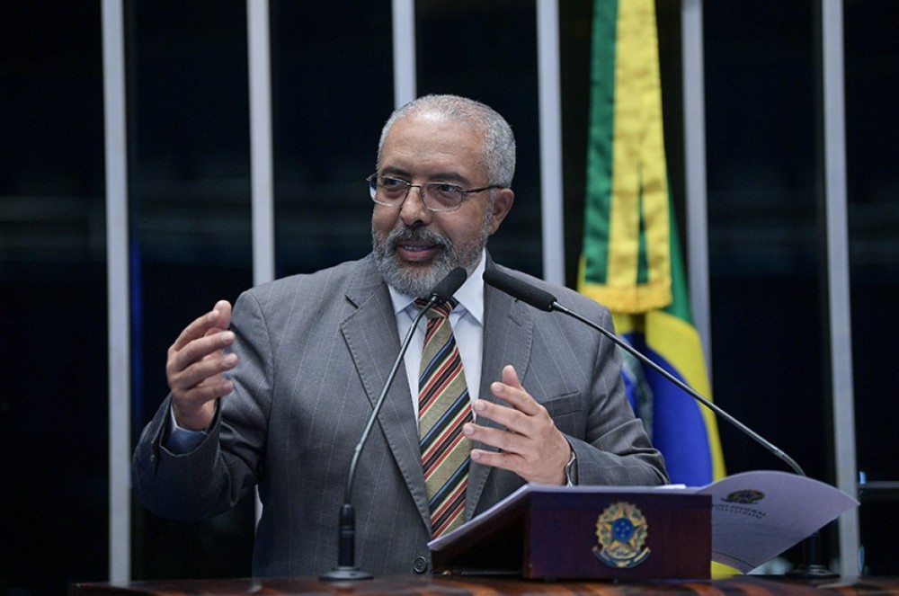 Paim diz ser contra foro privilegiado e pede mais debate sobre o tema