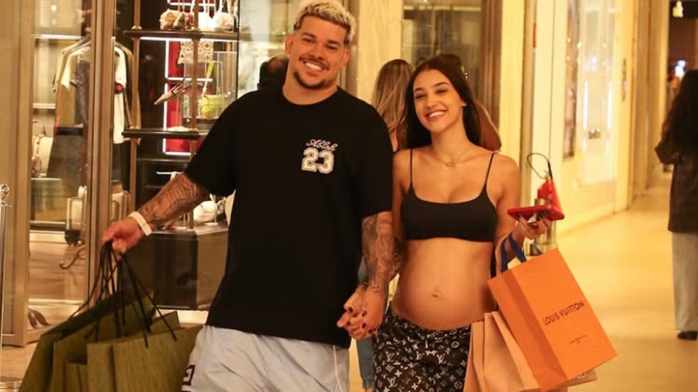 Bia Miranda exibe barrigão de 7 meses em passeio com Buarque: ‘Quase lá, Kaleb’