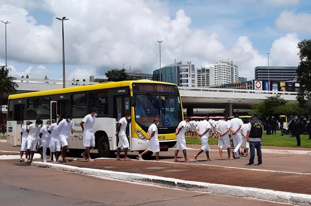 Sancionada lei que restringe saída temporária; vetos permitem visita à família