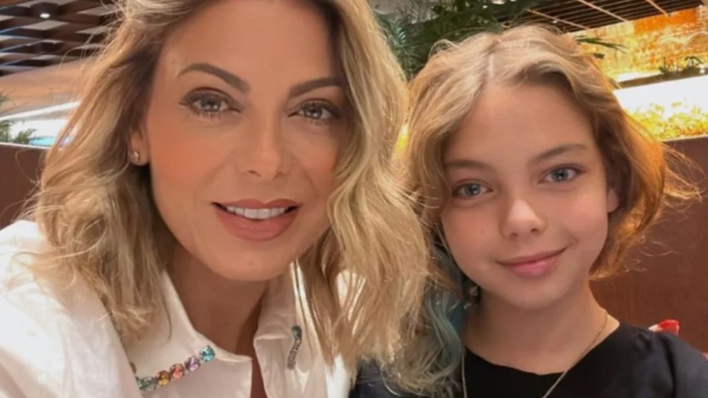 Sheila Mello e a filha Brenda posam juntas e semelhança impressiona: ‘São Identicas’