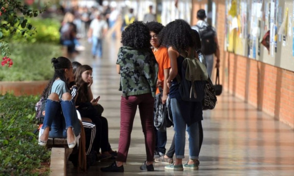 Greve de servidores administrativos de universidades federais é tema de debate na Câmara