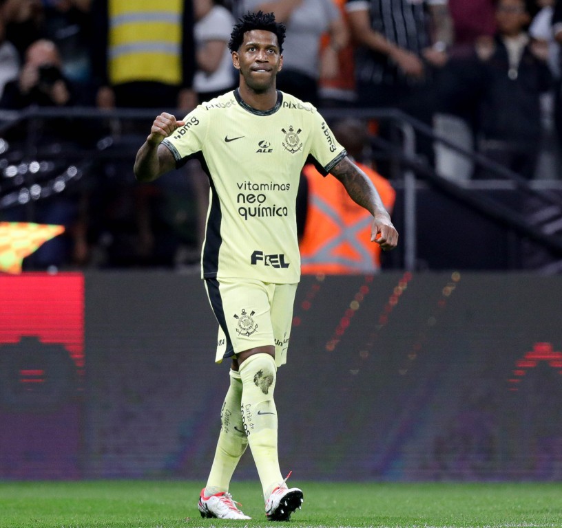 Zagueiro Gil se despede do Corinthians