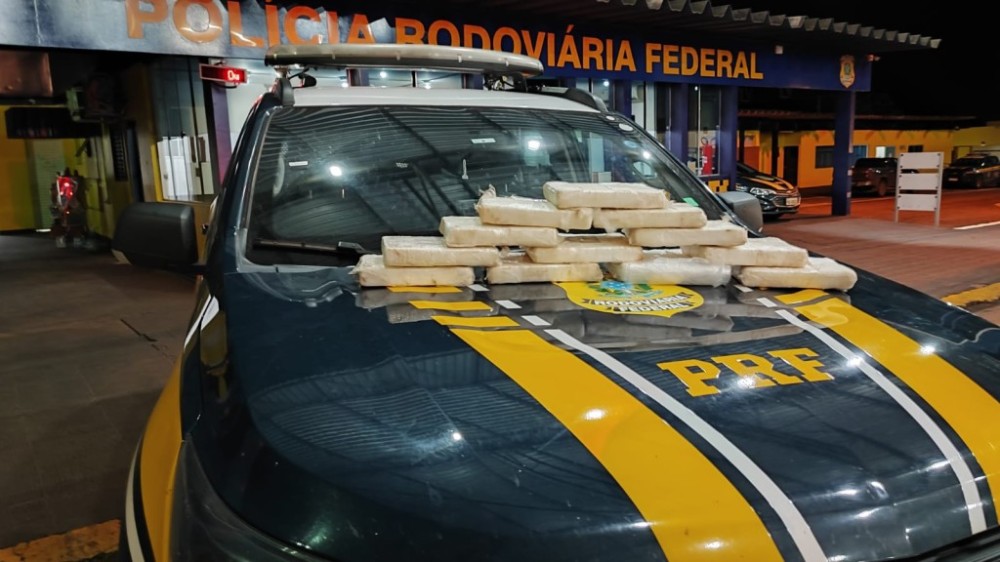 PRF encontra 12 tabletes de cocaína em compartimento oculto de veículo