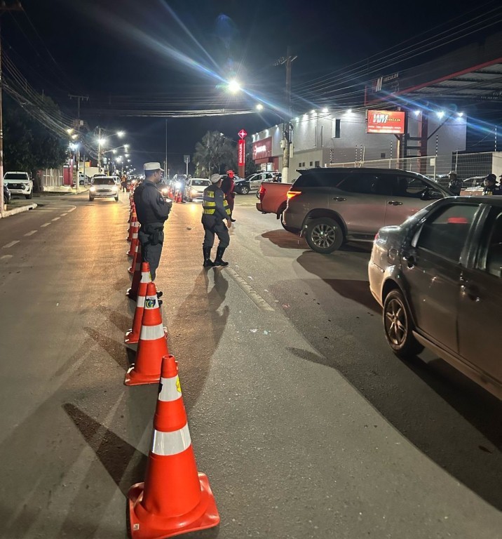Fiscalização da Lei Seca prende motoristas com carro roubado, drogas e mandado de prisão em aberto