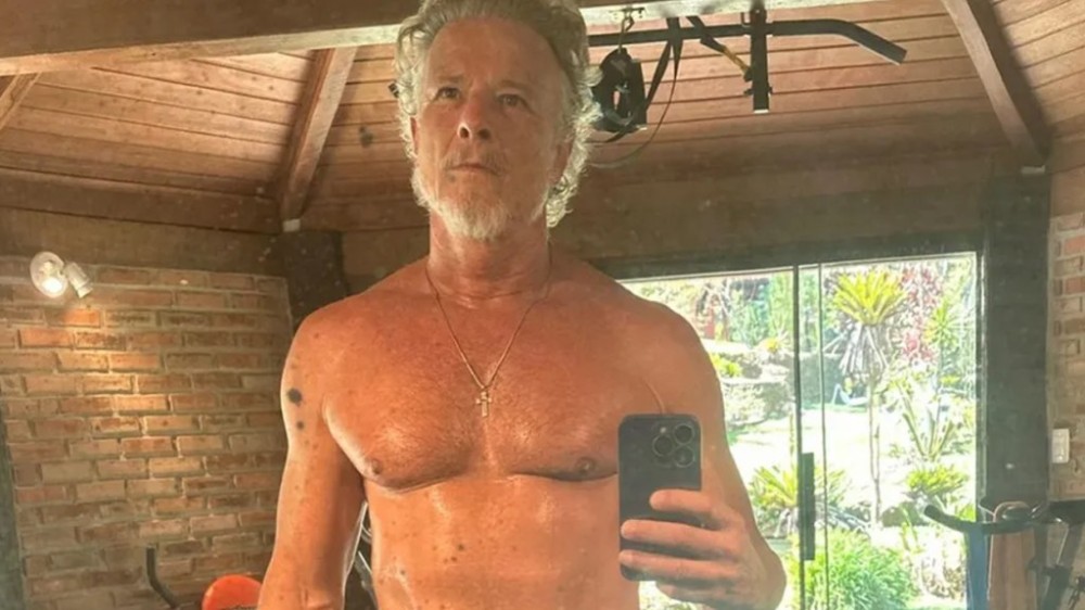Aos 61 anos, Marcello Novaes impressiona com boa forma na praia: ‘Shape trincado’
