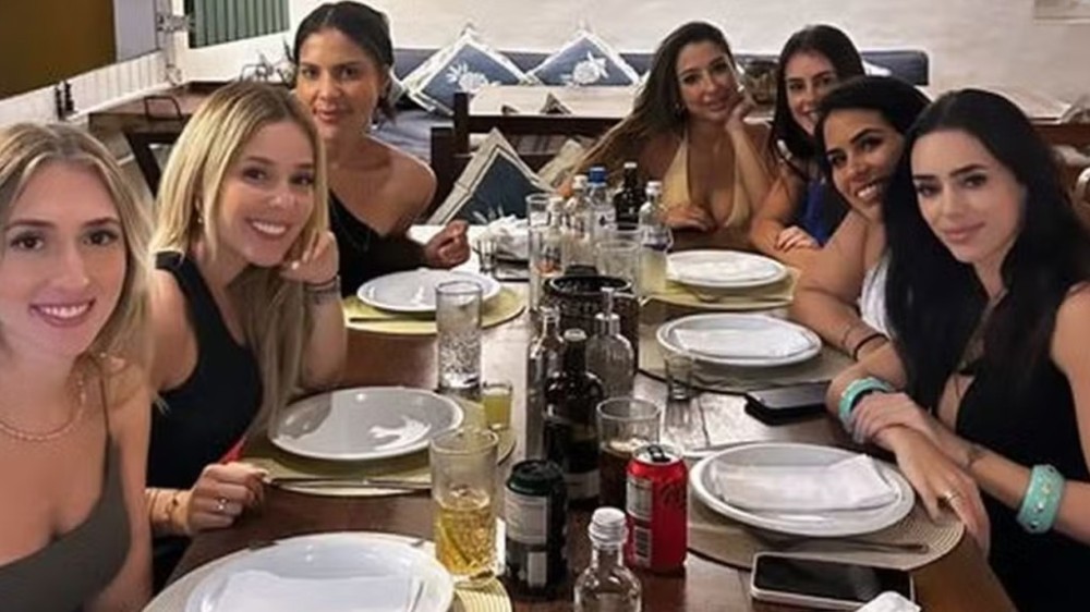 Bruna Biancardi usa vestido superdecotado para noite com irmã e amigas: ‘Vale-night’