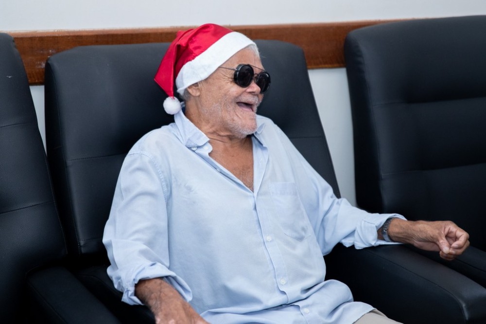 Secretaria de Assistência Social leva atividades de Natal aos idosos do Lar São Roque