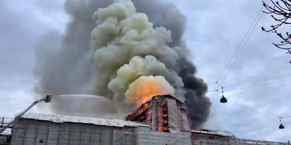 Incêndio atinge antiga bolsa de valores da Dinamarca
