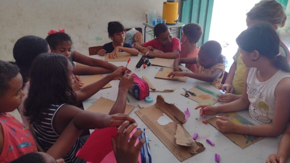 Dia do desenhista é comemorado com pinturas e dinâmicas de cores