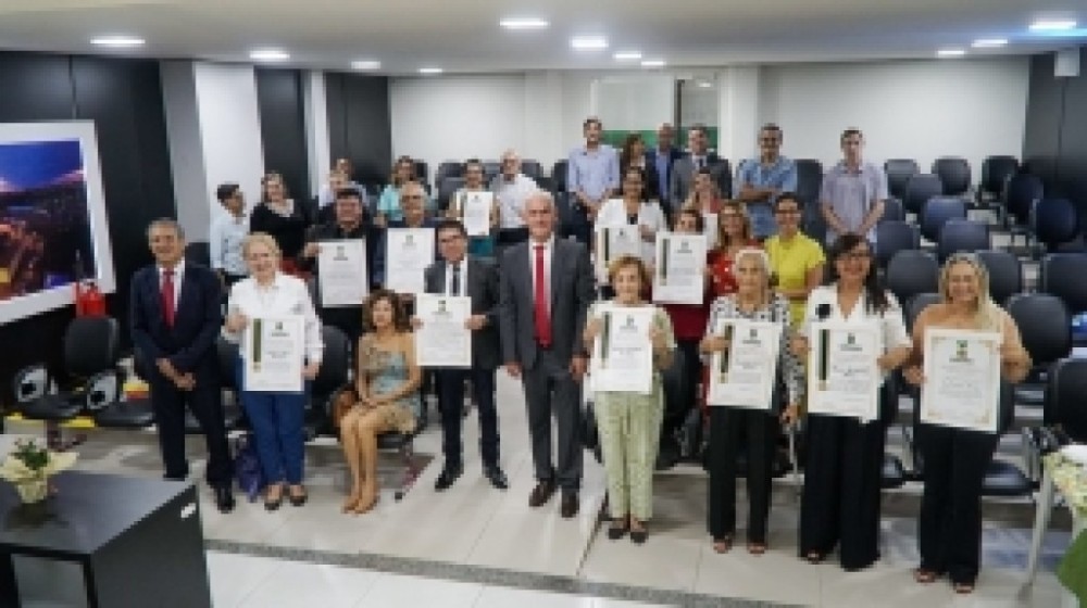 Mário Nadaf entrega honrarias em cerimônia realizada na Câmara
