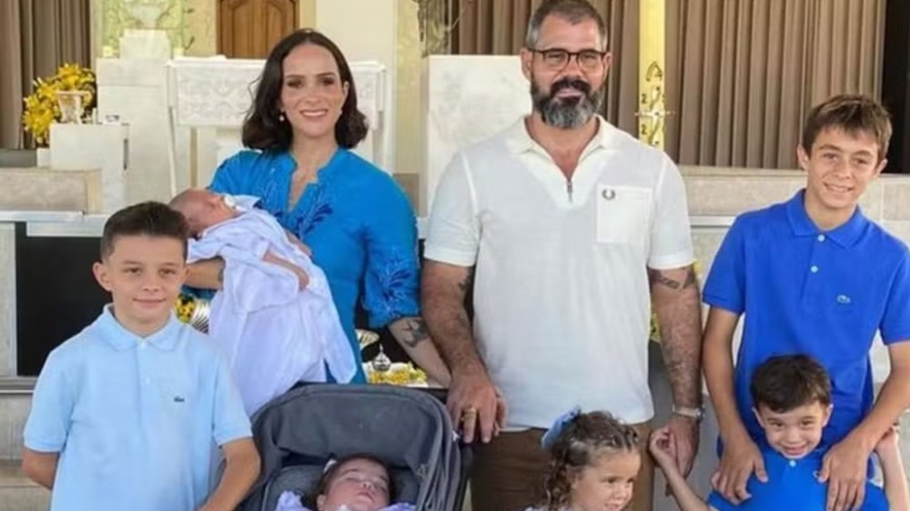 Letícia Cazarré filma momento fofo dos filhos caçulas deitados juntos: ‘Beijinho’