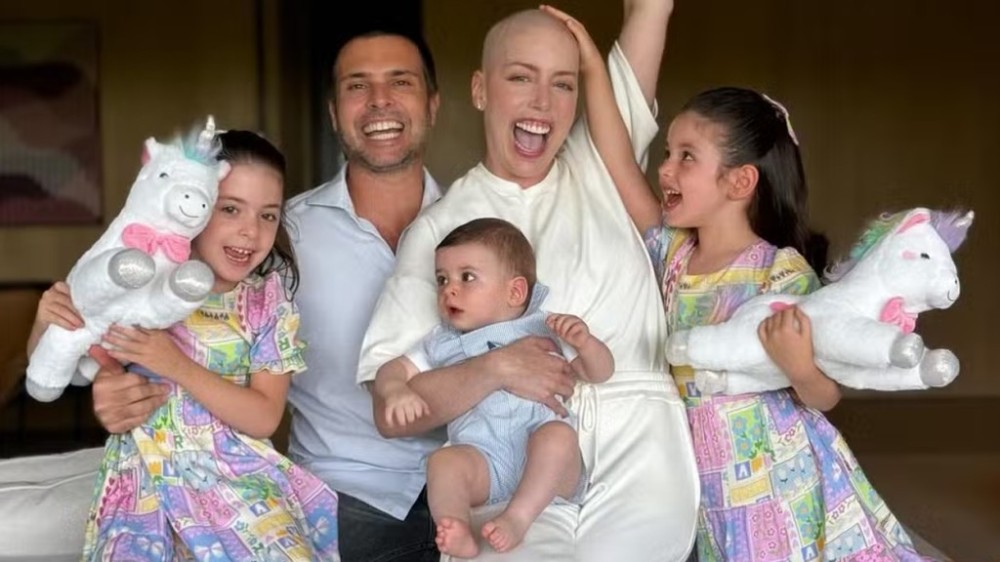 Fabiana Justus recebe alta após transplante e ganha chamego da família: ‘Em casa’