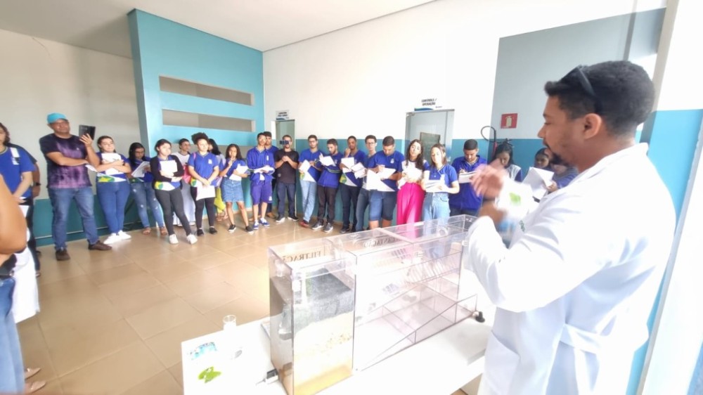 Estudantes de Guiratinga conhecem estrutura do Sanear