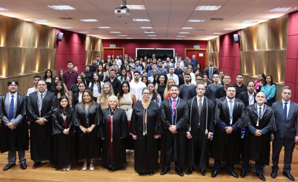 Estudantes de Direito da UNIC acompanham sessão plenária e visitam Memorial da Justiça Eleitoral