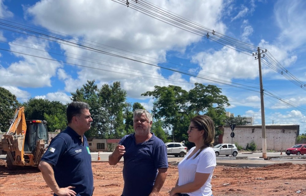 Prefeito vistoria obra de rotatória e elenca melhorias para o trânsito com entrega de dois viadutos, do Contorno Leste e Plano de Mobilidade