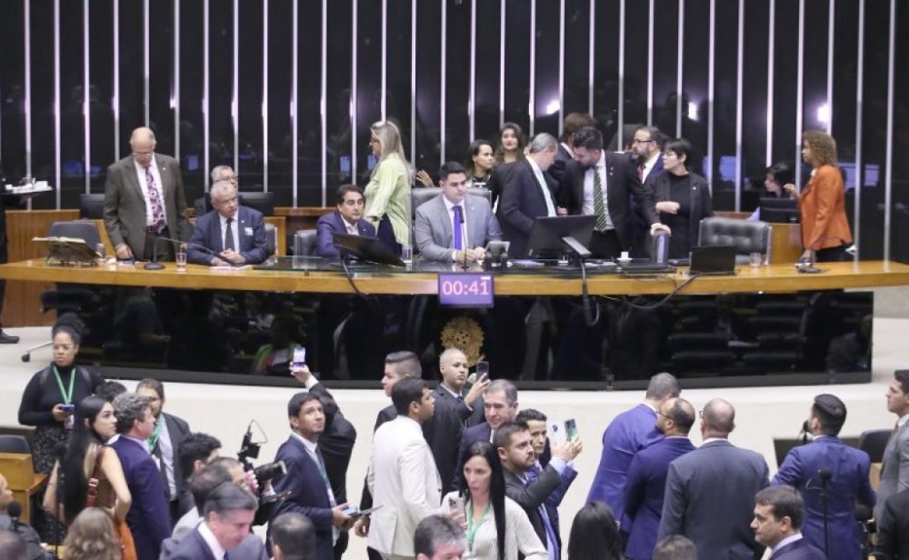 Proposta de regulamentação do trabalho de motoristas de aplicativo causa polêmica no Plenário