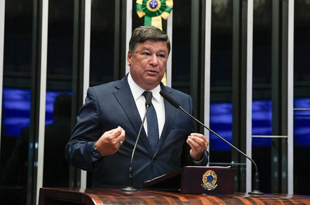Carlos Viana defende ampliação de licenças por maternidade e paternidade
