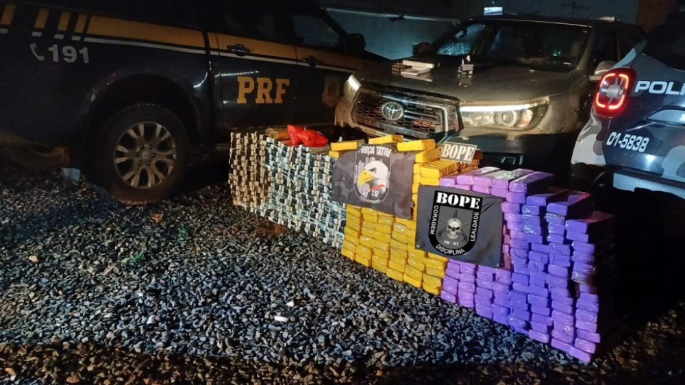 PM e PRF prendem motorista com 350 kg de droga em malas na carroceria de caminhonete