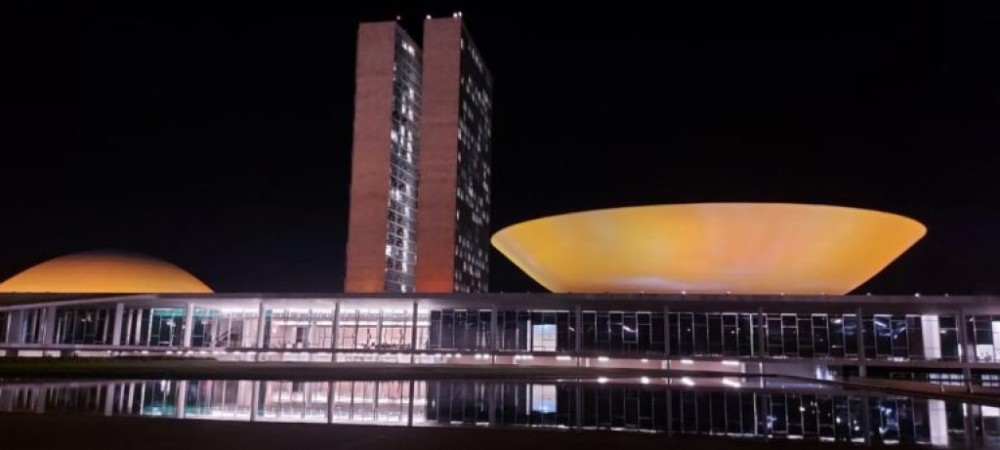 Congresso recebe iluminação do Abril Laranja, campanha de prevenção à crueldade contra animais