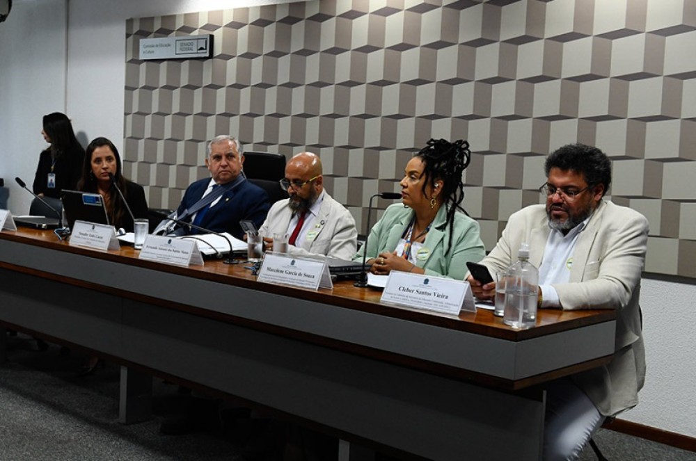 Vaga para idosos em universidades: debatedores pedem prova de ingresso