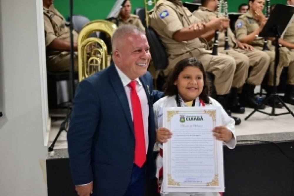 Presidente Chico 2000 entrega Moção de Aplausos para karateca