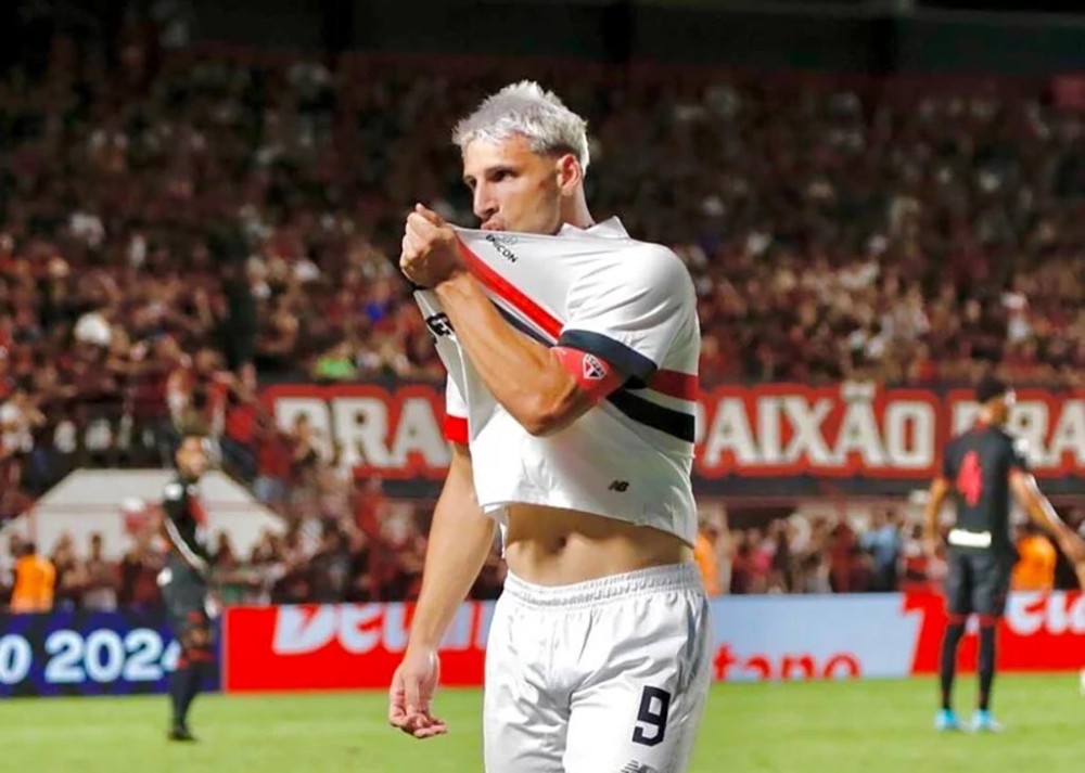 São Paulo vence o Atlético-GO e conquista primeira vitória no Brasileirão