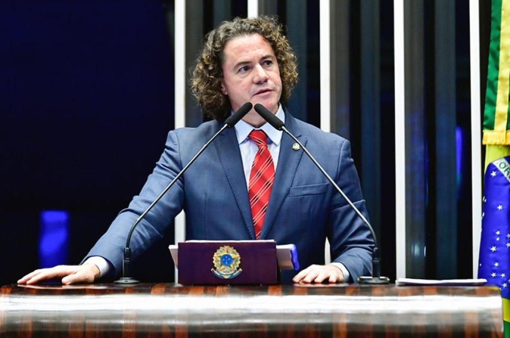 Veneziano elogia Exército e diz que atual comando respeita a Constituição