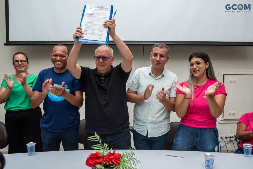 Prefeito assina termo de colaboração com associação de famílias de recuperandos