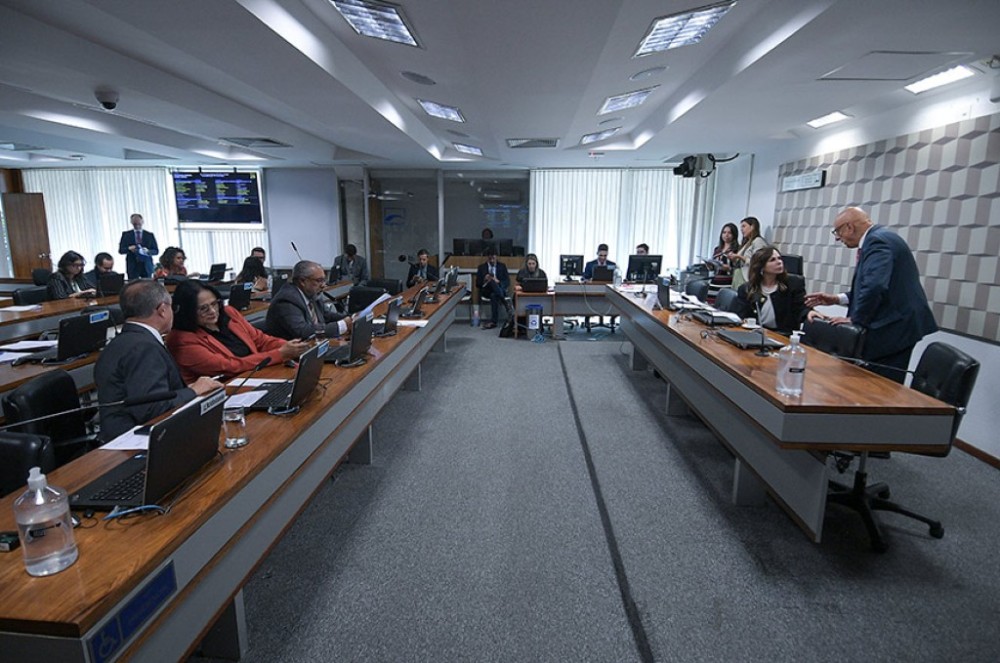 Educação política no currículo da educação básica segue para Plenário