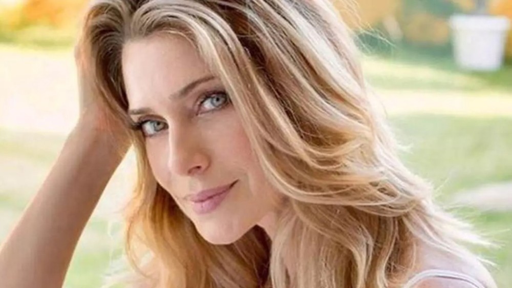 Nua, Leticia Spiller toma banho de cachoeira e exibe momento na web: ‘Salve Jorge!’